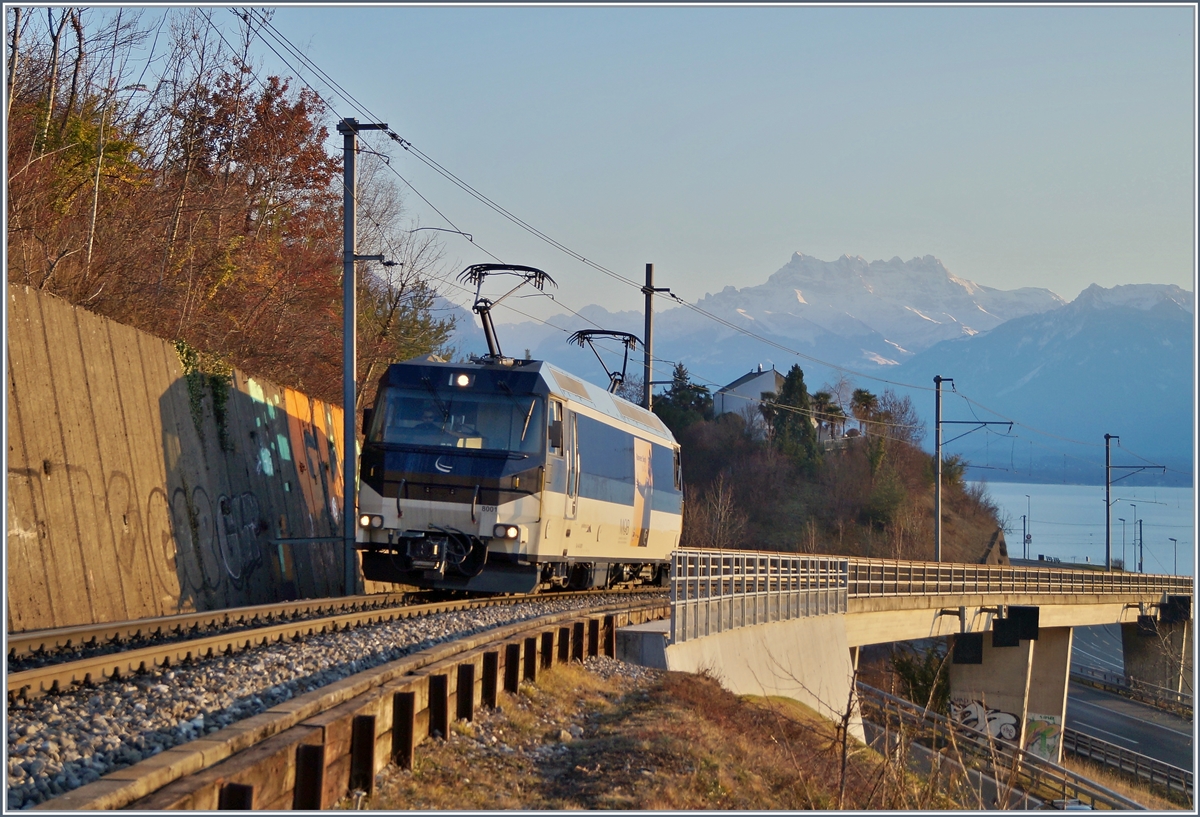 Die MOB Ge 4/4 8001 als Lokfahrt (wahrscheinlich) nach Chernex kurz nach der Autobahnbrücke bei Châtelard VD. 

22. Jan. 2019