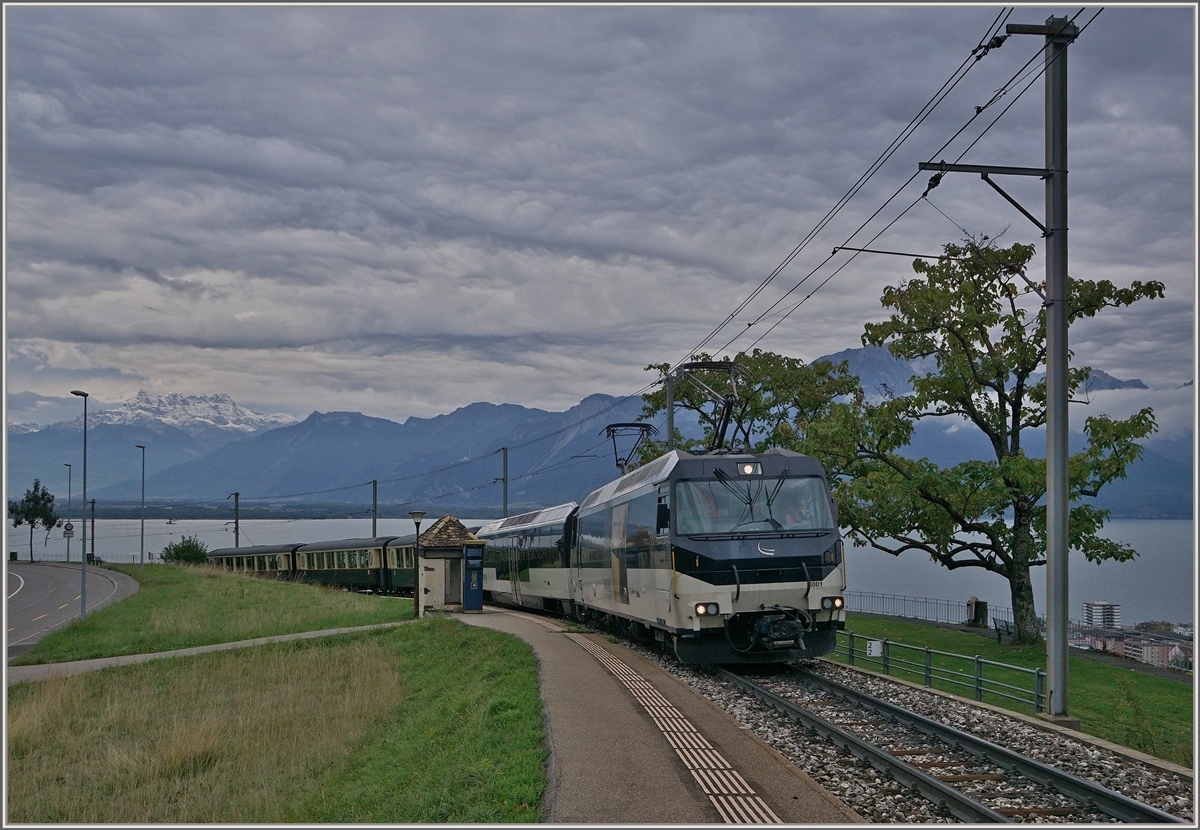 Die MOB Ge 4/4 8001 mit dem MOB Belle Epoque Zug 2214 Montreux - Zweisimmen bei Châtelard VD. In der Regel wird der Zug von zwei ABe 4/4 / Be 4/4 (Alpina) Serie 9000 im Sandwisch befördert.

4. Okt. 2019