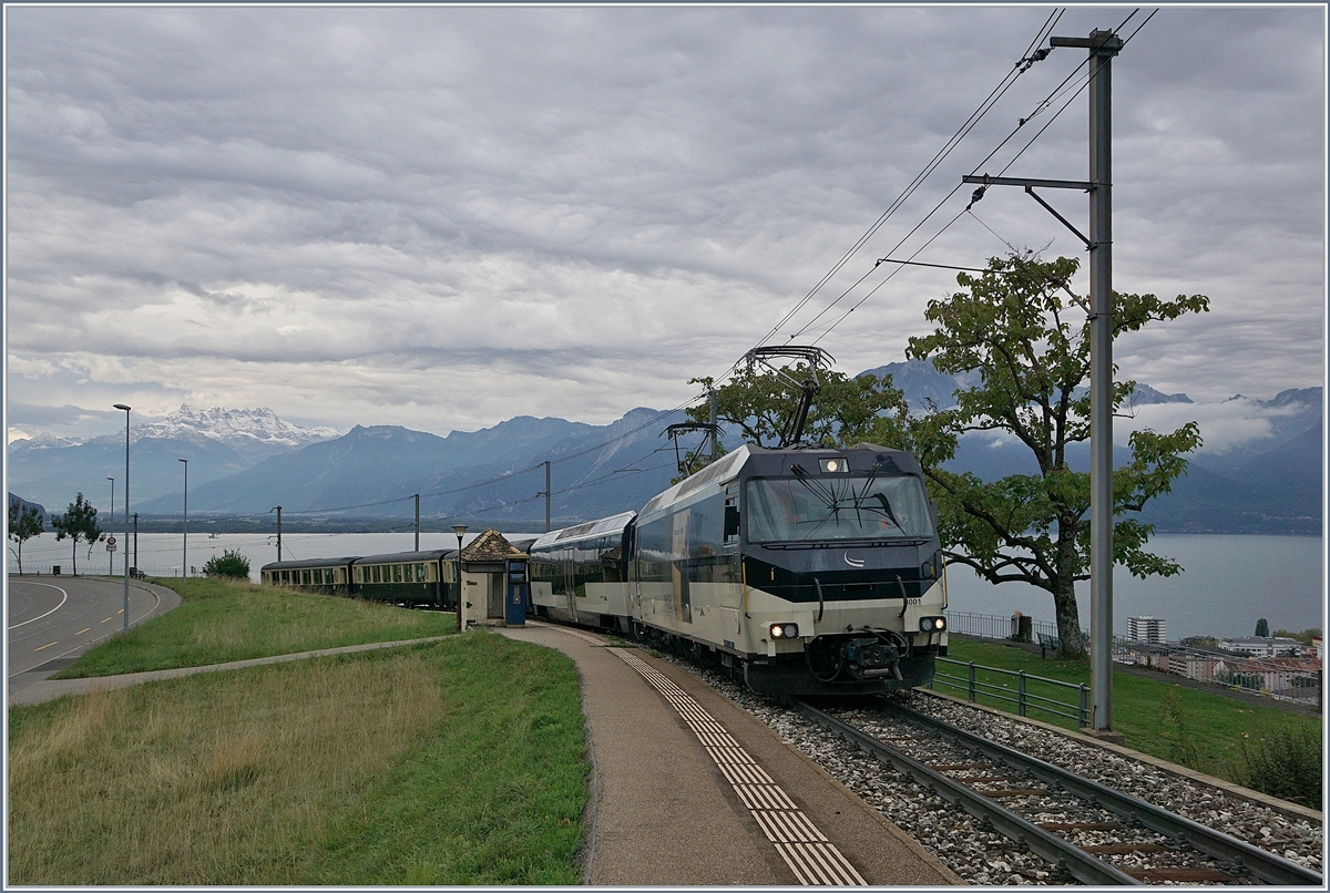 Die MOB Ge 4/4 8001 mit dem MOB Belle Epoque Zug 2214 Montreux - Zweisimmen bei Châtelard VD. 

In der Regel wird der Zug von zwei ABe 4/4 / Be 4/4 (Alpina) Serie 9000 im Sandwisch befördert. 

4. Okt. 2019 