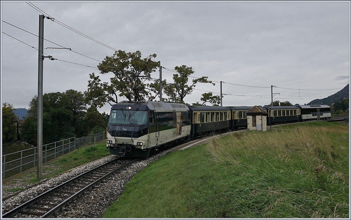 Die MOB Ge 4/4 8001 mit dem MOB Belle Epoque Zug auf der Fahrt nach Montreux bei Châtelard VD. 

4. Okt. 2019