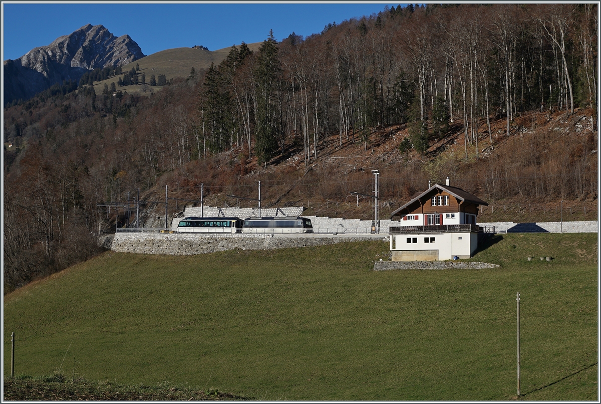 Die MOB Ge 4/4 8002 ist mit dem neu revidierten Ast 116 bei Les Sciernes auf Probefahrt.

26. Nov. 2020