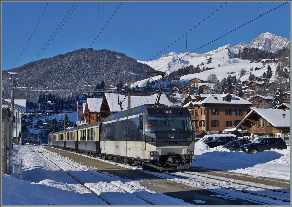 Die MOB Ge 4/4 8002 mit dme Belle Epoque Zug bei der Abfahrt in Rougemont. 

11. Jan. 2021