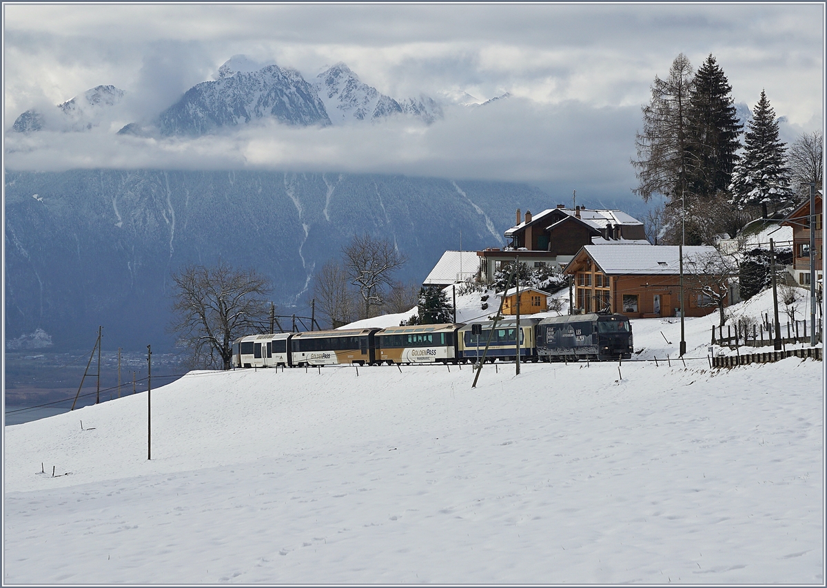 Die MOB Ge 4/4 8003 erreicht mit ihrem Panoramic-Express in Kürze Les Avants.
3. Feb. 2018