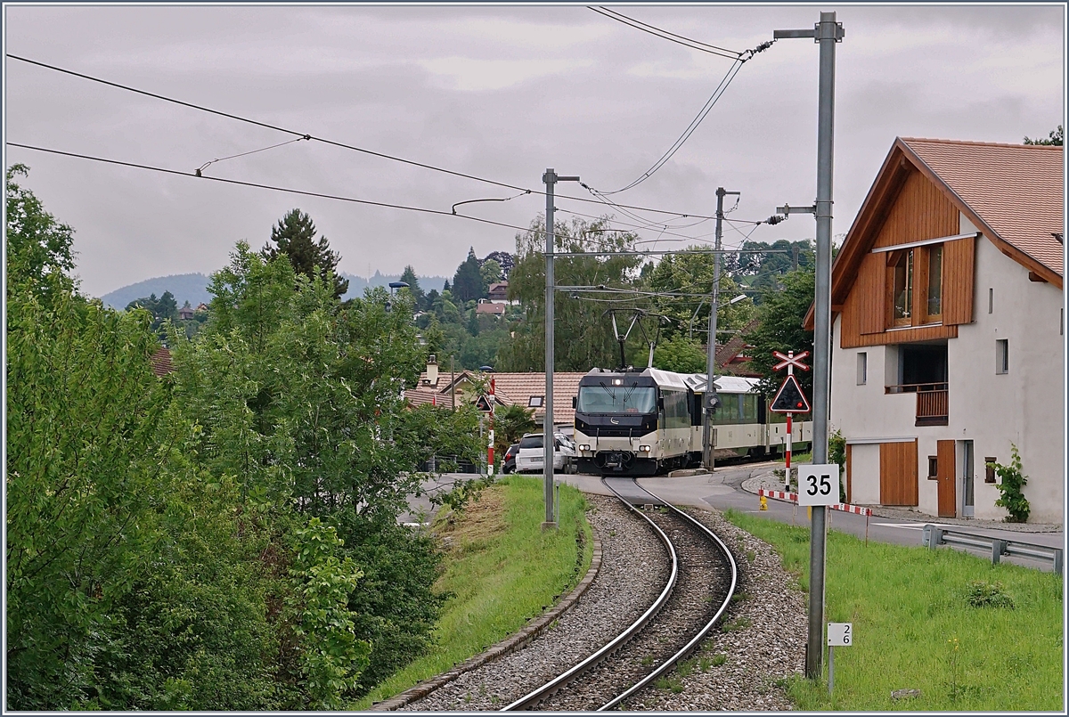 Die MOB Ge 4/4 8004 fährt mit ihrem MOB Panoramic Express auf dem Weg nach Montreux bei der Haltestelle Planchamp durch.
13. Juni 2018
