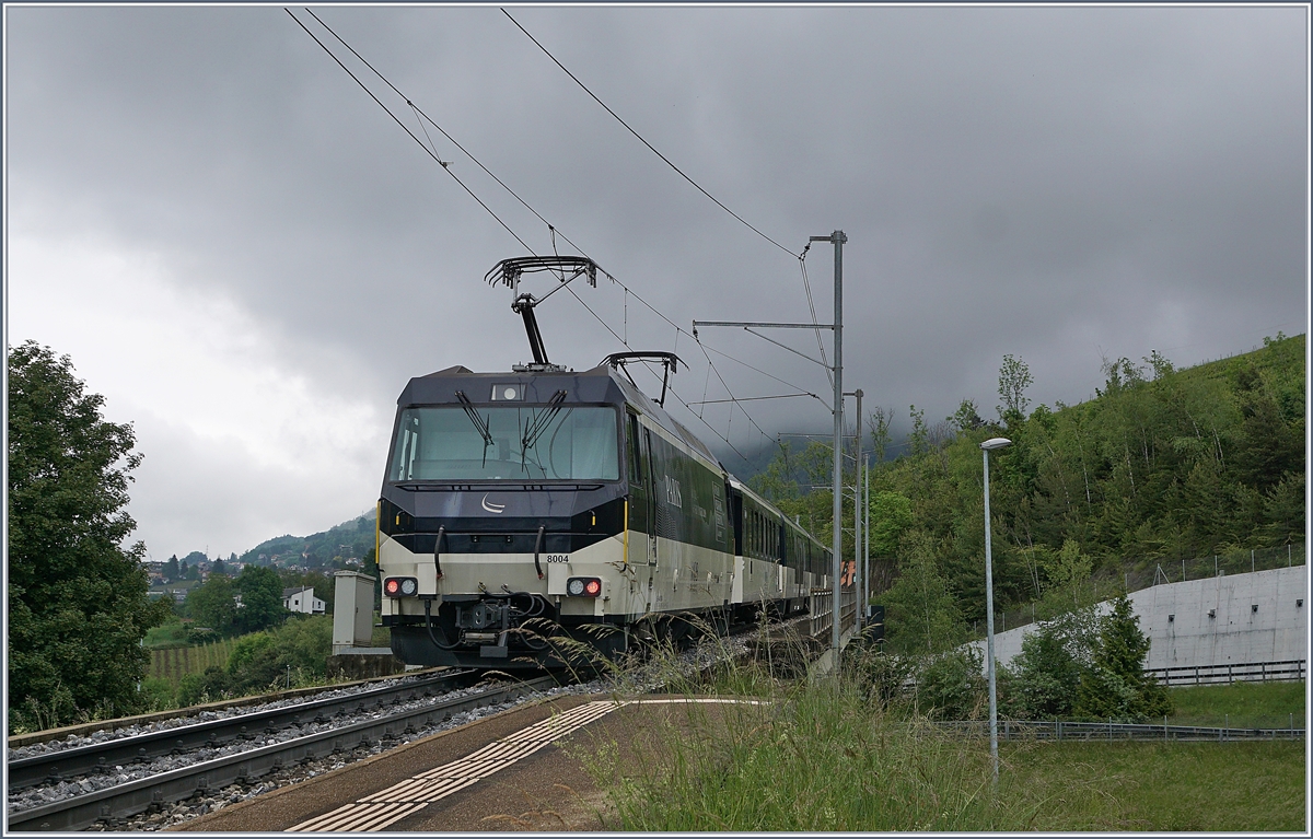 Die MOB Ge 4/4 8004 schiebt bei Plachmamp ihren Panoramic Express in Rictuntung Zweisimmen.

14. Mai 2020