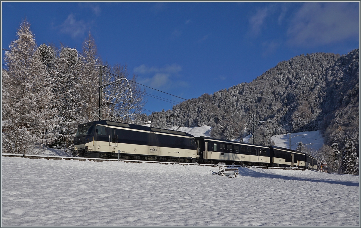 Die MOB Ge 4/4 8004 ist mit ihrem MOB Panoramic Express bei Les Avanst auf dem Weg nach Zweisimmen. 

2. Dez. 2020