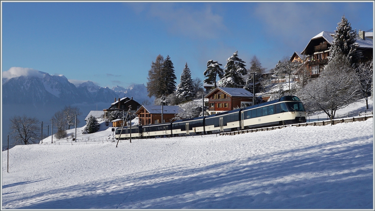 Die MOB Ge 4/4 8004 ist mit ihrem MOB Panoramic Express bei Les Avanst auf dem Weg nach Zweisimmen.

2. Dez. 2020
