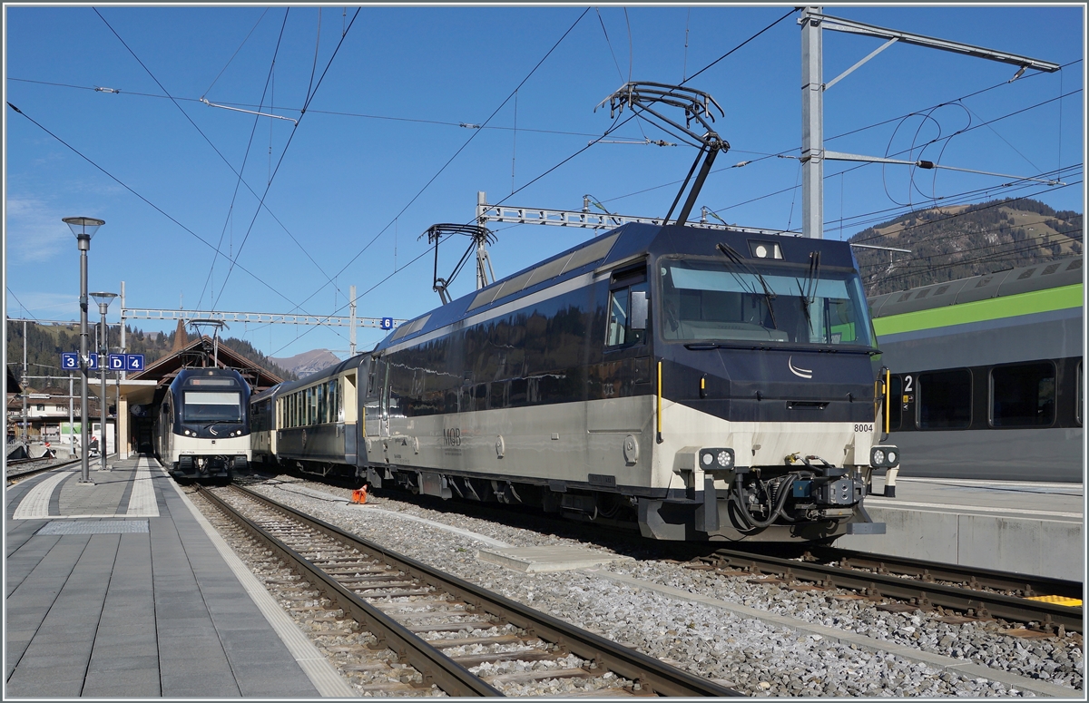 Die MOB Ge 4/4 8004 und ein MOB  Alpina  Triebwagen in Zweisimmen.

25. Nov. 2020