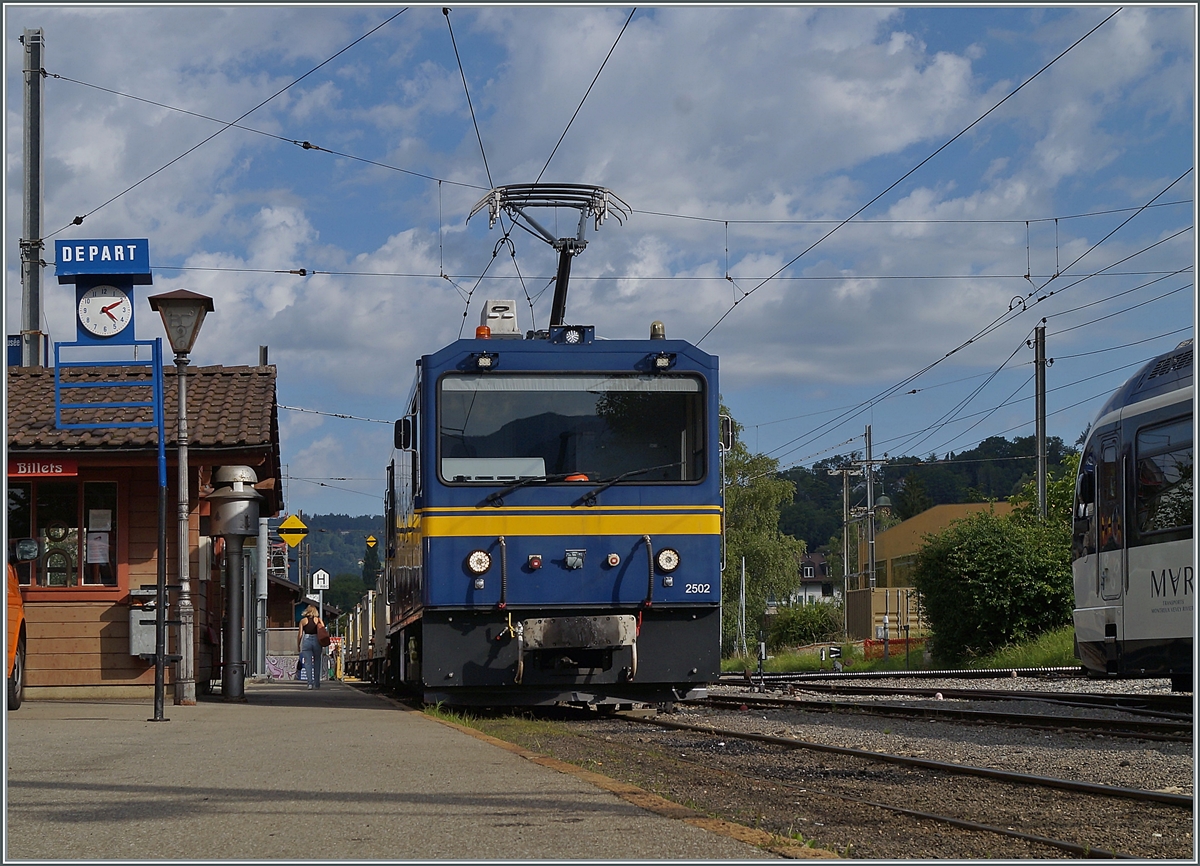 Die MOB Gem 2/2 2502 steht mit Schotterwagen in Blonay.

11. August 2021