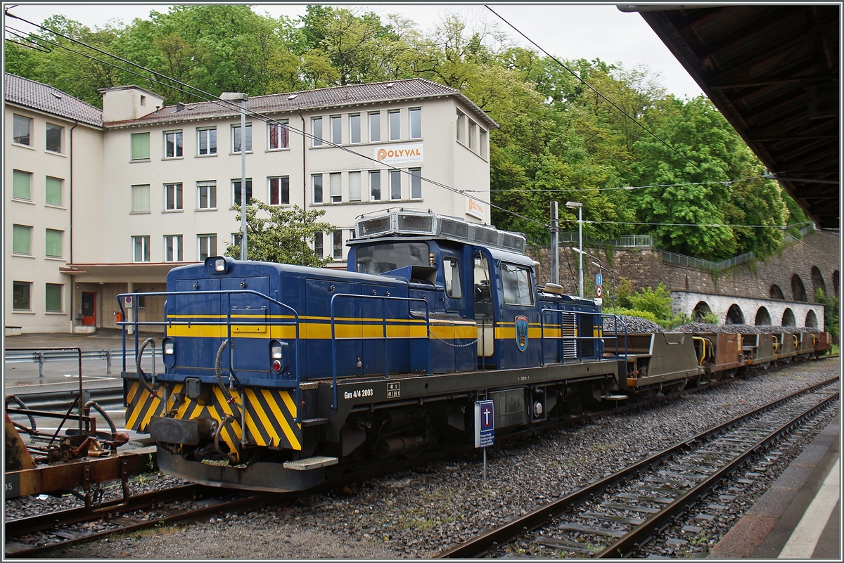 Die MOB Gm 4/4 2003 mit einem Schotterzug in Vevey. 


