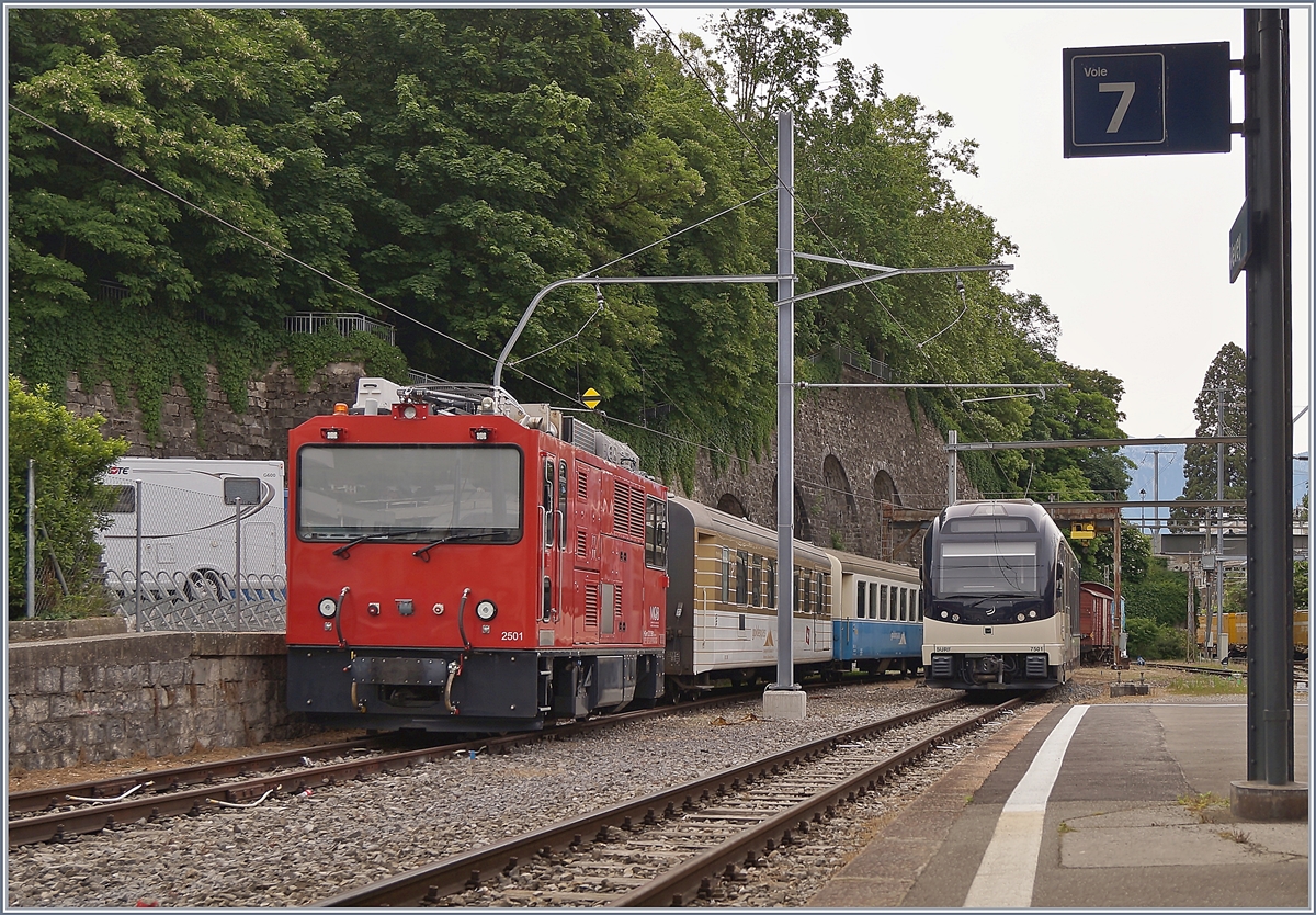 Die MOB HGem 2/2 2501 steht vor MOB Reisezugwagen, die für eine französische Museumsbahn vorgesehen sind. 

Vevey, den 22. Mai 2020