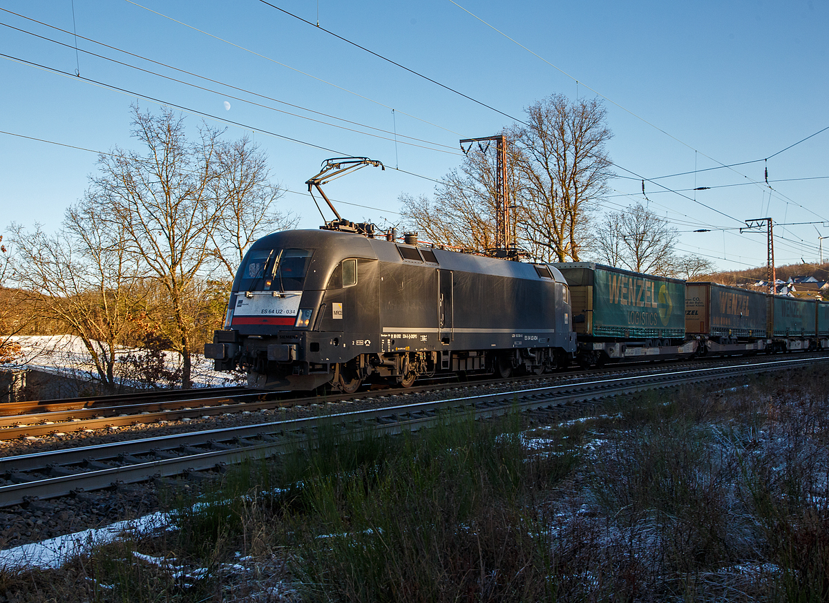 Die MRCE Dispolok ES 64 U2-034 / LZB 182 537-8 (91 80 6182 534-8 D-DISPO) fährt am 11.01.2022 mit einem KLV-Zug durch Rudersdorf (Kr. Siegen) über die Dillstrecke (KBS 445) in nördlicher Richtung.

Die Siemens ES64U2 wurde 2004 von Siemens TS (Transportation Systems) im Werk Linz (A) unter Fabriknummer  21038 gebaut und an die damalige Siemens Dispolok GmbH in München (heute MRCE Dispolok GmbH) geliefert. Sie hat die Zulassungen für Deutschland und Österreich.
