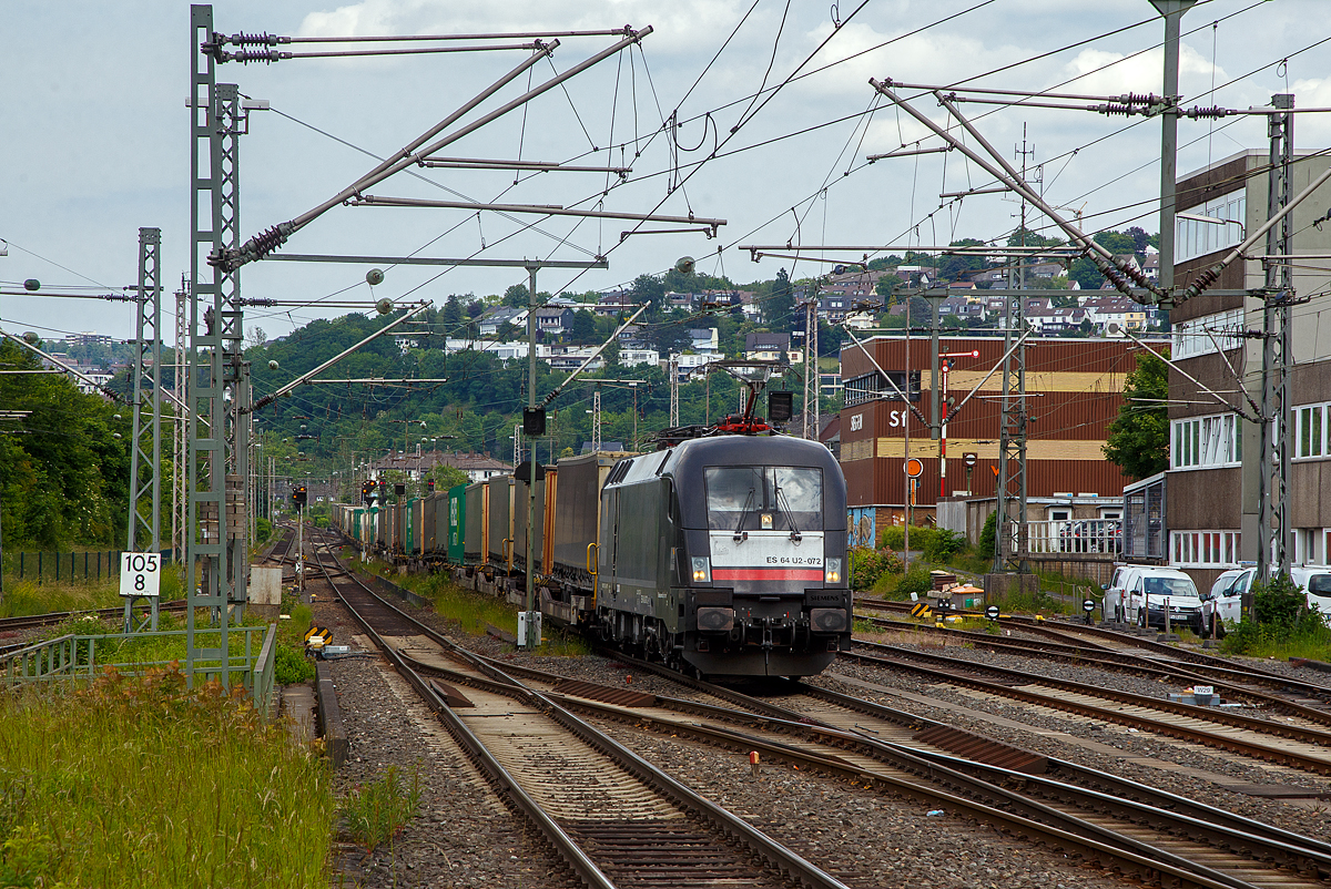 Die MRCE Dispolok ES 64 U2-072 / LZB 182 572-8 (91 80 6182 572-8 D-DISPO) fährt am 04.06.2022 mit einem KLV-Zug durch den Hauptbahnhof Siegen in Richtung Köln. Da die Bahnsteige, wohl bedingt durch das 9-Euro-Ticket, sehr gut gefüllt sind geht es mit viel Signalhorn durch den Bahnhof.

Hinten rechts das Stellwerk Siegen Fahrdienstleiter (Sf).

Die Siemens ES64U2 wurde 2004 von Siemens TS (Transportation Systems) im Werk Linz (A) unter Fabriknummer 21044 gebaut und an die damalige Siemens Dispolok GmbH in München (heute MRCE Dispolok GmbH) geliefert. Sie hat die Zulassungen (einschl. ETCS) für Deutschland, Österreich und Ungarn.

Technische Daten:
Achsfolge: Bo`Bo`
Spurweite: 1.435 mm
Länge über Puffer: 19.280 mm
Drehzapfenabstand: 9.900 mm
Breite: 3.000 mm
Raddurchmesser (neu): 1.150 mm
Gewicht: 86 t
Spannungssysteme: 15 kV, 16,7 Hz und 25 kV, 50 Hz
Dauerleistung: 6.400 kW
Höchstgeschwindigkeit: 230 km/h
Anfahrzugskraft: 300 kN
Dauerzugskraft: 250 kN (ab 92,2 km/h) 