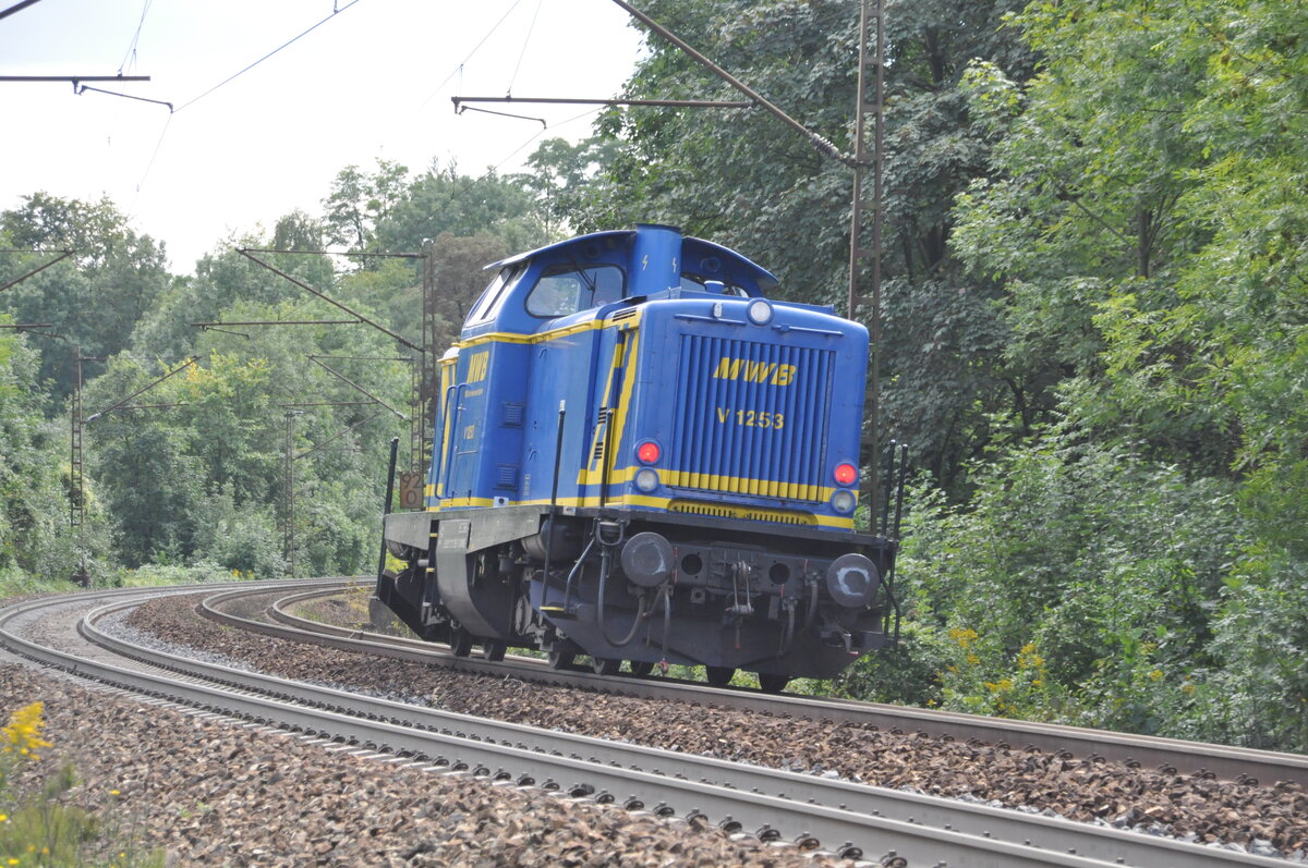 Die MWB V 1253 fährt in Richtung Ulm am 01.09.2010. Die Lok wude von MaK mit Fabriknummer 1000332 gebaut und war mit der Abnahme am 23.09.1965 bei der DB als V 100 2285, später 212 285-1, eingesetzt, in Ulm am 01.09.2010.