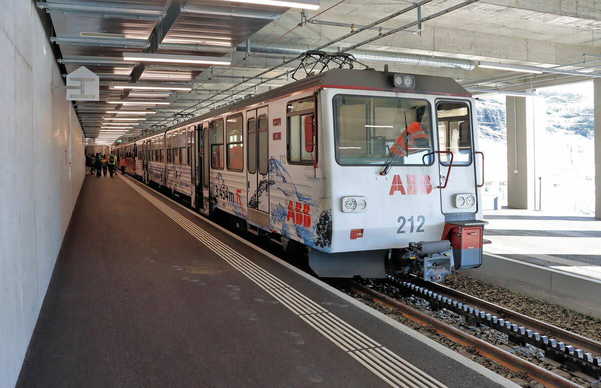 Die neue Endstation Eigergletscher. Von hier aus pendeln 5-Wagenzüge (hier Doppeltriebwagen 212 mit dreiteiligem Triebwagen 223 und meist noch einem vorgestellten Systempaletten-Güterwagen) aufs Jungfraujoch. 14.Oktober 2021 