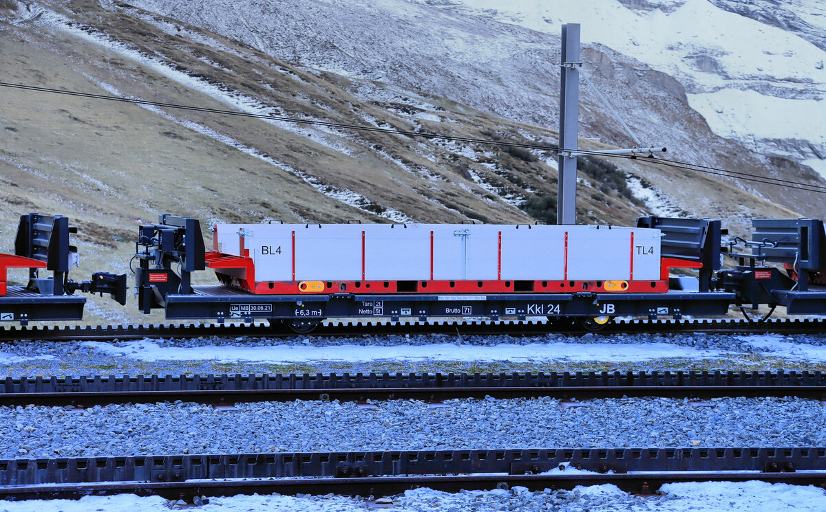 Die  neue  Jungfraubahn: Güter werden mit der neuen Luftseilbahn  Eiger Express  von Grindelwald nach Eigergletscher befördert und dann auf solche neuen Systempaletten-Tragwagen gesetzt für die Weiterbeförderung aufs Jungfraujoch. Kkl 24 auf der Kleinen Scheidegg. 14.Oktober 2021 