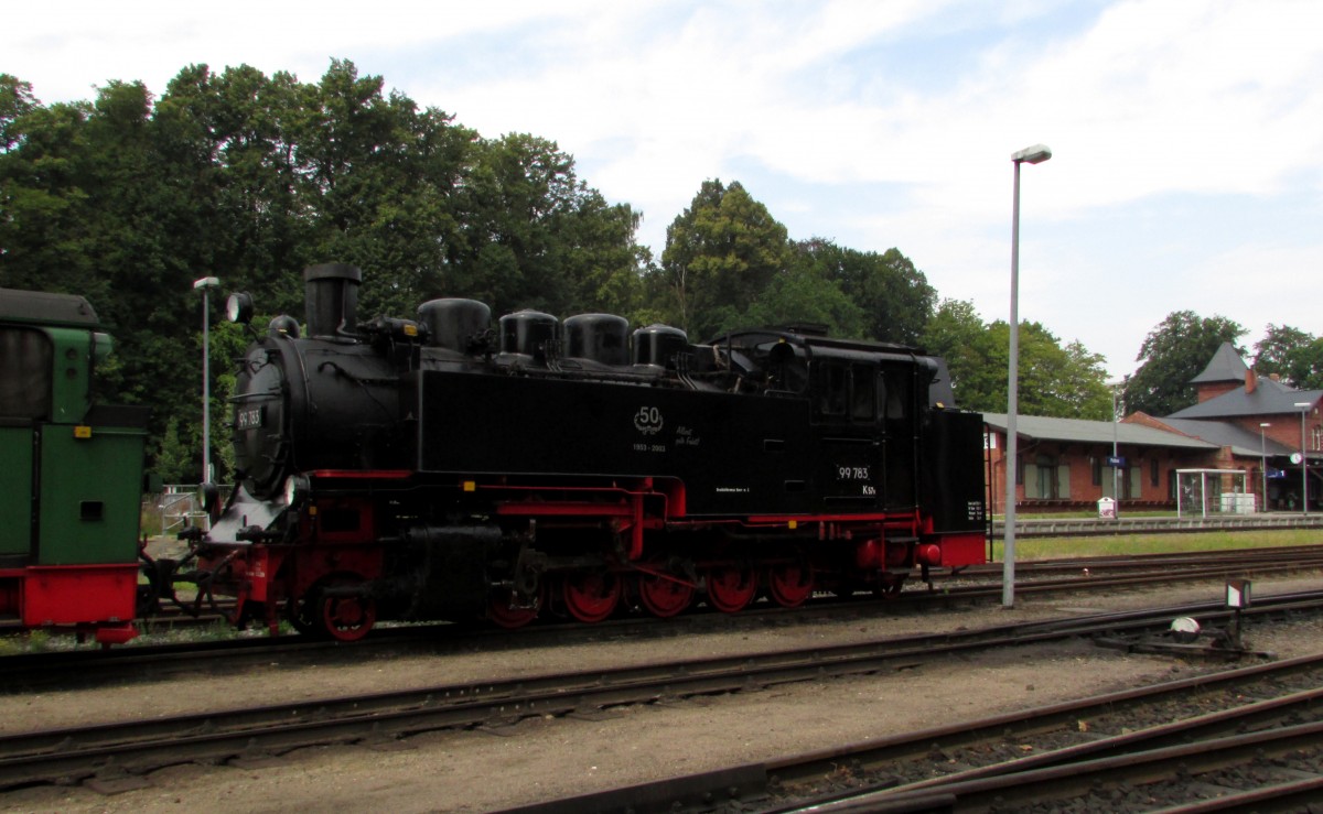 Die neue VII K der RüBB.Die 99 783 ist zwar schon seit dem Jahr 2000 auf der Insel Rüge,aber durch den Betreiber Wechsel 2008 von RüKB zu RüBB musste sie bis Juli.2014 auf dem Putbusser  Millionengleis  auf eine bessere Zukunft warten.In den sechs Jahren Standzeit wurden ihr auch einige Teile  geraupt .
Hier stand sie am 27.07.2014 hinter der 52 Mh im BW Putbus.