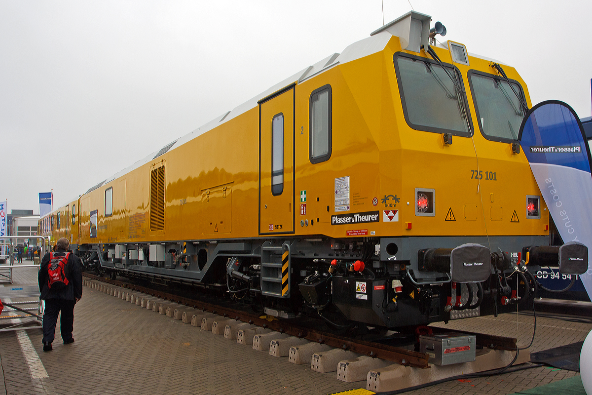 Die neuste Technologie an Gleismesszgen....
Plasser & Theurer prsentierte am Freigelnde auf der Inno Trans 2014 in Berlin (hier 26.09.2014) den Gleismesstriebzug (GMTZ) 725 101 (99 80 9 160 003-6 D-DB) / 726 102 (99 80 9 560 001-6 D-DB) der DB Netz AG.
 
Der zweiteilige GMTZ ist universell, landesweit einsetzbar, selbst in engen Lichtraumprofilen wie z.B. bei den S-Bahnen Berlin bzw. Hamburg und dies trotz der geforderten Kabinenhhe von zwei Metern.  Es dient zur Gleisgeometriemessung, Schellendiagnose und Lichtraumprofilmessung. Ein hnlicher Zug ist auch als Schienenprfzug im Bau. 

Der Gleismesstriebzug wurde 2014 Plasser & Theurer unter den Fabriknummer 6001 (GMTZ-STW) und 6046 (GMTZ-ATW) gebaut.

Einige Kenndaten laut Herstellerangaben:
•	Fertigungsqualitt auf hchstem Niveau.
•	Neue standardisierte Fahrzeuge fr die DB Netz AG, Steuer- und Triebwagen im modularen Aufbau.
•	Zustzlich Steilstrecken tauglich bis zu 55 Promille Steigung.
•	Geeignet fr Lichtraumprofil UIC 505-1 G1, sowie fr die S-Bahn Berlin und Hamburg.
•	Auslegung fr Begegnungsgeschwindigkeiten von 440 km/h.
•	Spezielle Ausfhrung grundlegender Elemente, wie Auentren, Fenster und Kabinenhaut.
•	LED-Scheinwerfer in multifunktionaler Ausfhrung.
•	Fahrzeug-Umfeld-Beleuchtung in LED-Technologie
•	230/400 V Stromversorgung durch Generatoren, Einspeisung von 1000 V im Bahnhof oder ber eine Lokomotive mglich.
•	Gesicherter Aufstieg auf das Kabinendach, Wartungsstege mit Absturzsicherung.
•	Triebwagen mit elastisch gelagerter einteiliger Kabine, optimal Schall- und Schwingungsentkoppelung von der Antriebseinheit.
•	Hydrodynamischer Fahrantrieb auf alle Achsen des Treibwagens, automatische Achsabschaltung im Schleppbetrieb.
•	Bremssteuerung mit Blending. Bei Bedarf automatische Untersttzung der Retarderbremse durch die Druckluftbremse. 
•	Neuartige verschleifreie Bremse. Untersttzung der Retarderbremse durch eine hydrostatische Bremse in der Steilstrecke.
•	Luftgefederte Drehgestelle auf dem Steuerwagen, vom Rahmen entkoppelt fr besten Fahrkomfort.

Technische Daten (gem. Aufschriften am Fahrzeug):
Spurweite: 1.435 mm (Normalspur)
Achsformel: B’B’ – 2´2´
Lnge ber Alles: 46.000 mm (2 x 23.000 mm)
Drehzapfenanstand: 2 x 15.400 mm
Achsabstand im Drehgestell: 2.500 mm
Trieb- und Laufraddurchmesser: 920 mm (neu)
Eigengewicht Antriebswagen (ATW): 80 t 
Eigengewicht Steuerwagen (STW): 58 t
Zul. Anhngelast  ATW: 60 t (STW -)
Zur Mitfahrt zugel. Personen: im ATW 4 / im STW 9 (somit ges. 13)
Hchstgeschwindigkeit: 140 km/h
Zul. Streckenklasse: C2 oder hher (ATW)  (A oder hher  fr STW)
Kleinster befahrbarer Gleisbogen: R = 150 m
Steilstreckenzulassung bis 55 ‰ auf Strecken der DB Netz AG
Bremse: KB C-KE-PR-H mZ (D)

FAHRANTRIEB (ATW):
Dieselmotor: 2 Stck wassergekhlter V8-Zylinder Motor mit Turboaufladung und Ladeluftkhlung vom Typ DEUTZ TCD16.0/V8
Motorleistung: 2 x 480 kW (652 PS) bei 1.900 U/min
Motorhubraum: 2 x 15,9 Liter (Bohrung/Hub 132 mm/145 mm)
Getriebe:2 Stck VOITH hydrodynamisches Turbogetriebe vom Typ T212BRE+HA/MISS mit automatischer Achsabschaltung
Hydrodynamischer Fahrantrieb auf alle Achsen des Treibwagens, einzelnen Achsgetriebe sind untereinander ber Gelenkwellen verbunden.
