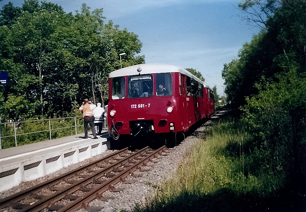 Die Neustrelitzer Ferkeltaxe 172 001/601 in Lauterbach Mole.