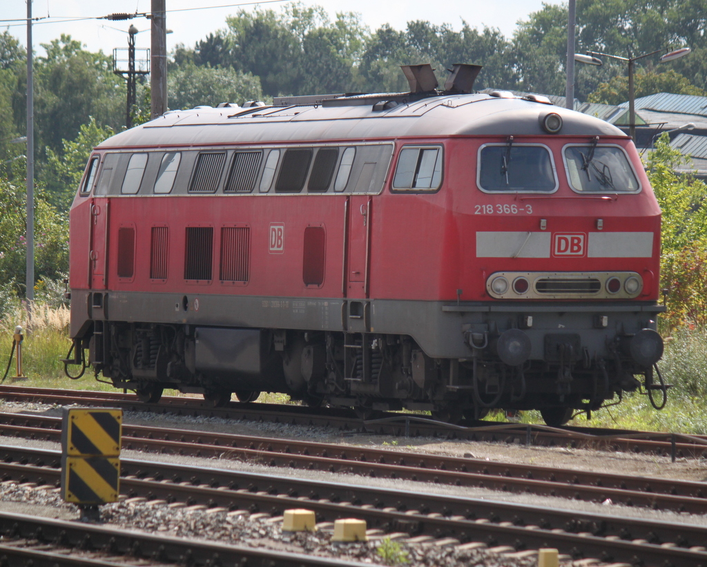 Die Niebller 218 366-3 stand am 28.08.2015 im Rostocker Hbf abgestellt spter ging es LZ nach Zssow.