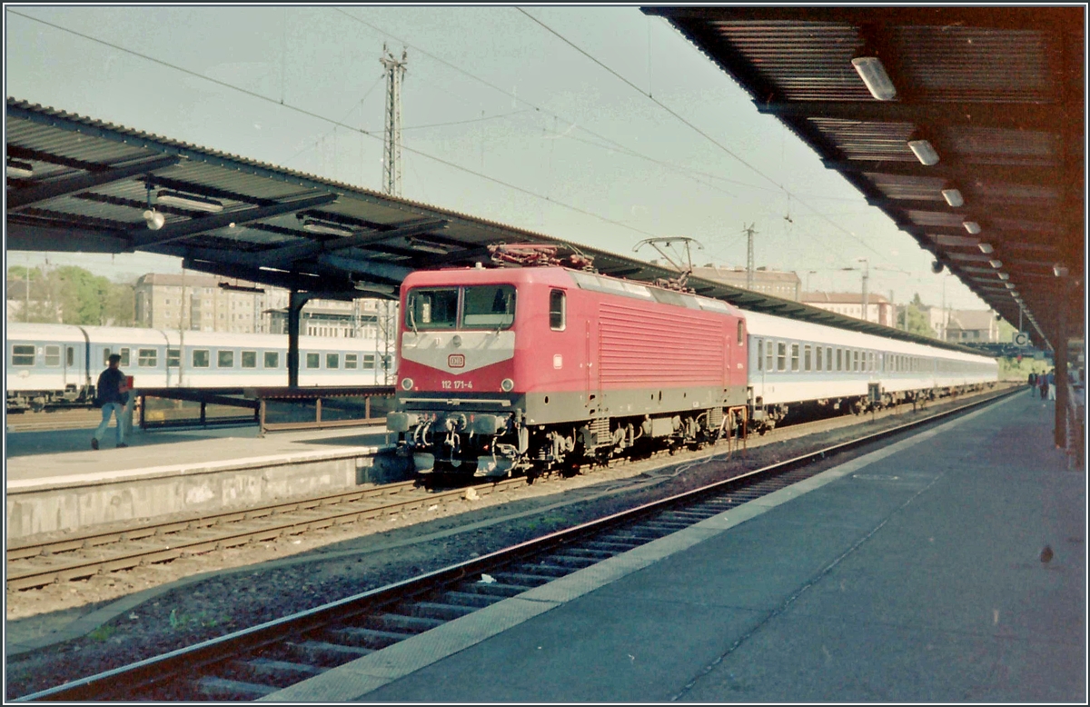 Die noch mit einem Bundesbahn  Keks  verzierte 112 171-4 mit einem IR in Berlin Lichtenberg.

3. Mai 1994