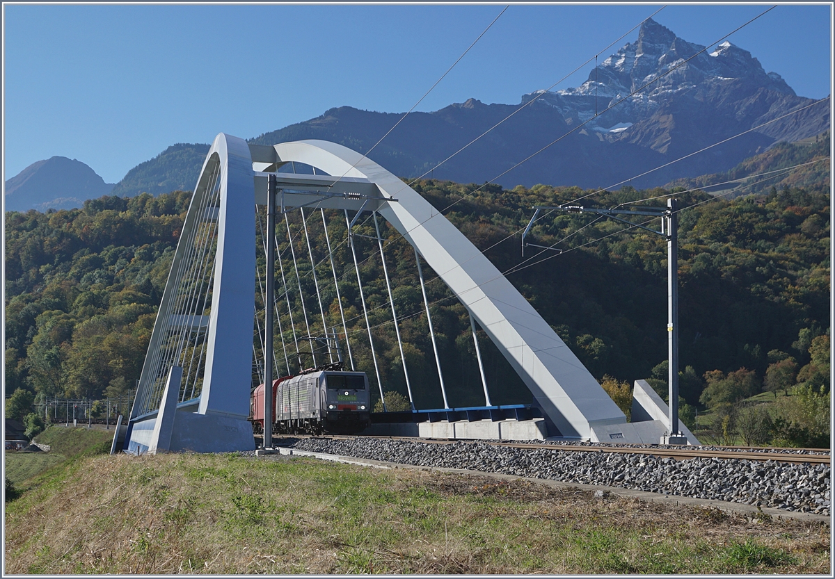 Die Novelis Re 474 (E 189) auf der neuen Rhone Br�cke zwischen St-Maurice und Bex. 
11. Okt. 2017