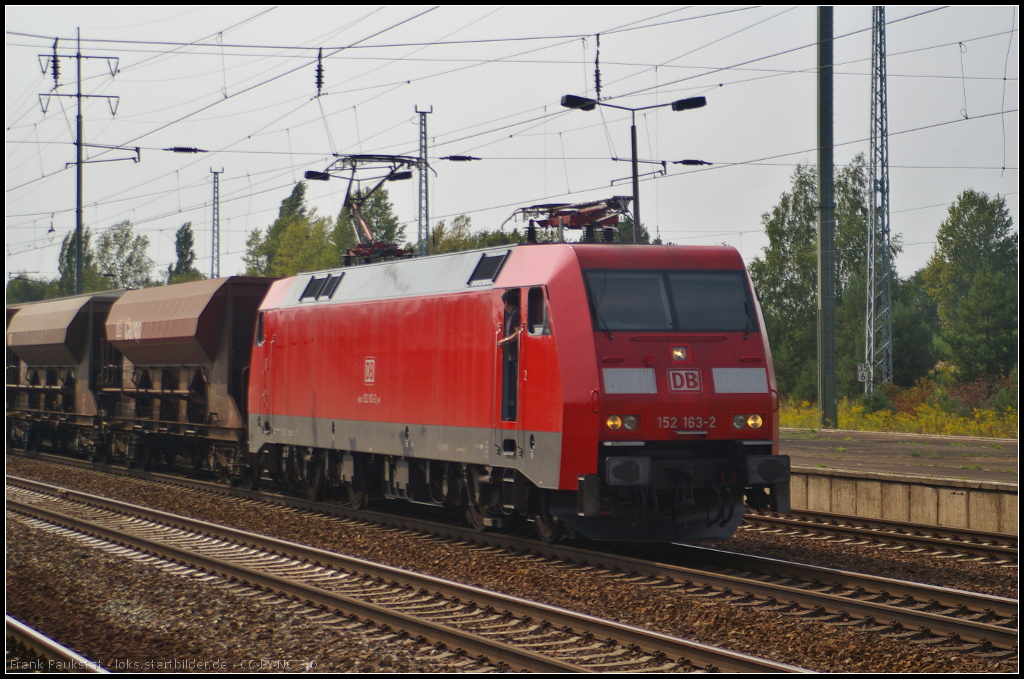 Die N�rnberger 152 163-2 von DB Schenker hielt am 06.09.2014 mit Facns-Wagen zum Personalwechsel im Bahnhof Berlin Sch�nefeld Flughafen