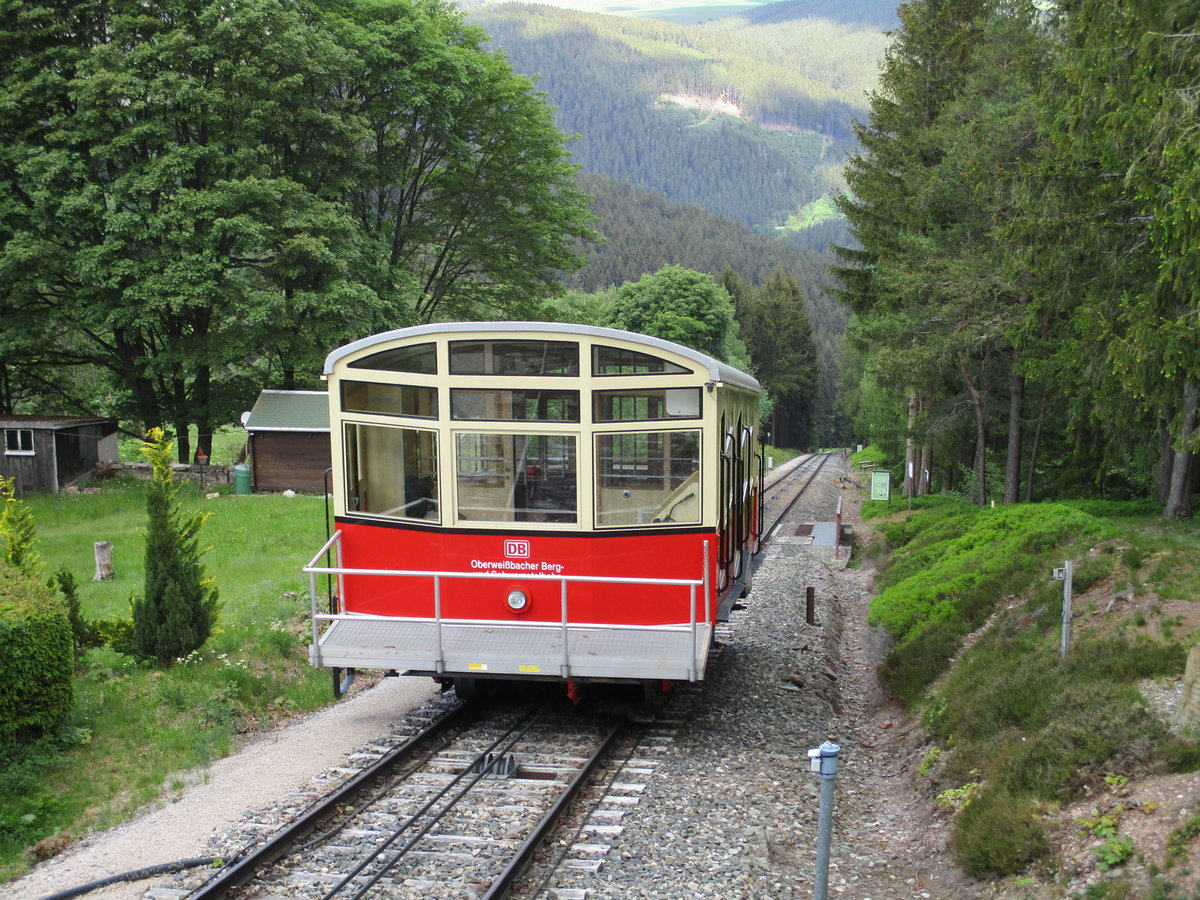 Die Oberweißbacher Bergbahn,am 27.Mai 2020,als  Geisterzug  auf Talfahrt.