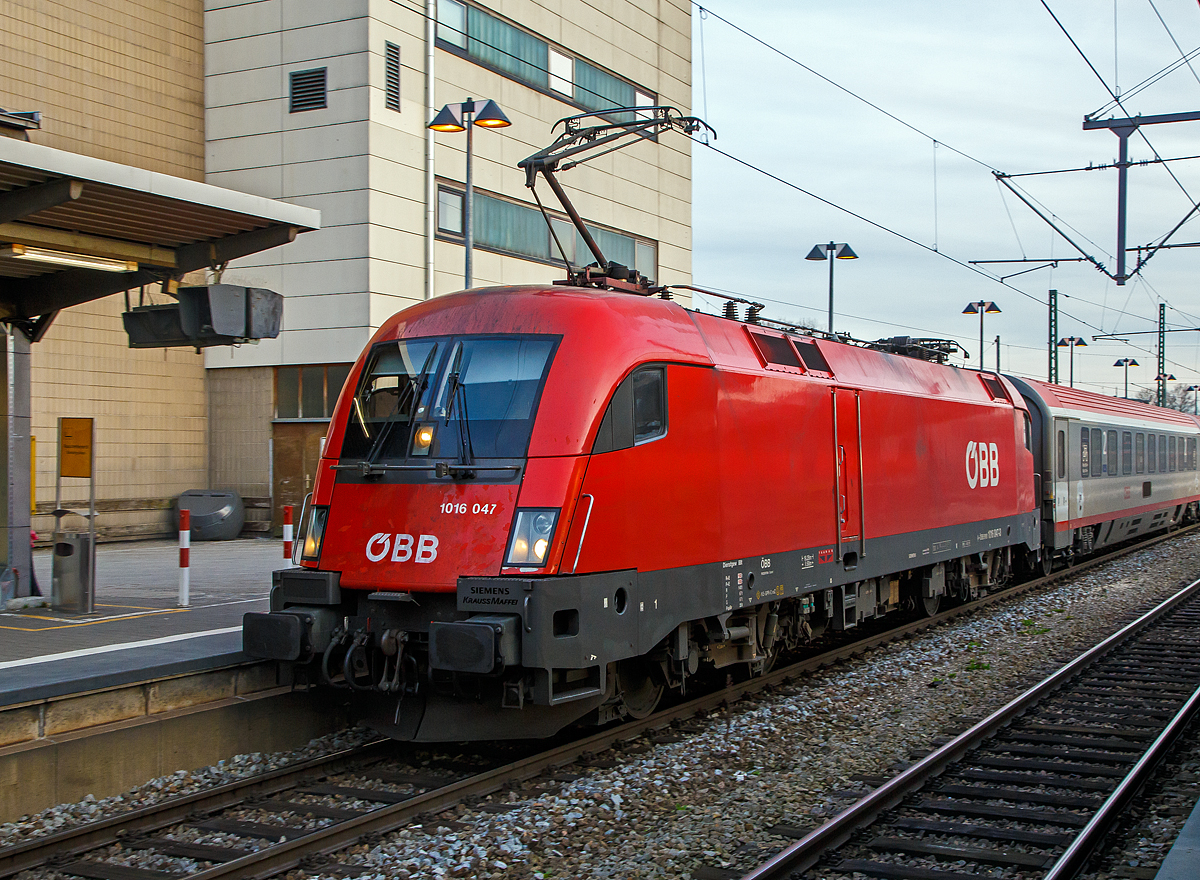 
Die ÖBB 1016 047 (A-ÖBB 91 81 1016 047-3) als Zuglok des EC 112 „Blauer Enzian“ am 08.02.2020 beim Halt im Hauptbahnhof Augsburg.

Die ÖBB Taurus eine elektrische Universallokomotive vom Typ Siemens ES64U2 wurde 2001 von Siemens-TS Werk in Linz unter der Fabriknummer 20395 und als 1016 047-1an die ÖBB geliefert.

Die ES 64 U2 wurde ursprünglich als Universallok für die Österreichischen Bundesbahnen (ÖBB) entwickelt und wird dort als Baureihe 1016 (reine 15-kV-Version) und 1116 (2-System-Version mit 15 kV und 25 kV für internationalen Verkehr) geführt. Die Zweisystembauart für 15 kV- und 25 kV-Bahnstromsysteme ist traktions- und sicherungstechnisch für Deutschland, Österreich und Ungarn ausgerüstet und zugelassen, seit Mai 2002 ist zudem ihr Einsatz teilweise in der Schweiz erlaubt. Durch die vorhandene Technik ist sie ebenso für die Wechselstromstrecken in Tschechien und der Slowakei geeignet. Die Maschinen der Serie ES 64 U2 sind wendezugfähig ausgeführt und ab Werk mit zwei Einholm-Stromabnehmern ausgerüstet. Ausnahme sind die Railjet-Loks 1116.201 bis 1116.223, welche mit den in die Schweiz verbundenen Fahrten, einen dritten (schmaler) Stromabnehmer haben. Der Antrieb der Lok erfolgt über einen speziell für sie entwickelten Hohlwellen-Antrieb mit Bremswelle (HAB).

Die Lok der Reihe 1016 und 1116 sind auch oft hörbar zuerkennen: Beim Aufschalten aus dem Leerlauf ist ein Geräusch zu vernehmen, das an das Durchspielen einer Tonleiter auf einem Tenorsaxophon erinnert. Es entsteht in den Drehstrommotoren durch die Ansteuerung der Stromrichter. Das hörbare Geräusch ist dabei die doppelte Taktfrequenz der Pulswechselrichter, welche stufenweise angehoben wird.

Die Frequenz ändert sich dabei in Ganz- und Halbtonschritten über zwei Oktaven von d bis d  im Tonvorrat der Stammtöne.

TECHNISCHE DATEN:
Spurweite: 1.435 mm (Normalspur)
Achsformel: Bo’Bo’
Länge über Puffer: 19.280 mm
Höhe: 4.375 mm
Breite: 3.000 mm
Drehzapfenabstand: 9.900 mm
Achsabstand in Drehgestell: 3.000 mm
Kleinster bef. Halbmesser: 100 m (bei 10 km/h) /120 m (bei 30 km/h)
Dienstgewicht: 88 t
Max. Achslast: 22 t
Höchstgeschwindigkeit: 230 km/h
Dauerleistung: 6.400 kW
Max. Leistung (Booster für 5 min): 7.000 kW (nur bei 85–200 km/h nützlich)
Anfahrzugkraft: 300 kN
Dauerzugkraft: 250 kN (bis 92 km/h)
Raddurchmesser: 1.150 mm (neu) / 1.070 mm (abgenutzt)
Motorentyp: 1 TB 2824-0GC02
Stromsystem: 15 kV, 16,7 Hz 
Anzahl der Fahrmotoren: 4
Antrieb: GTO Stromrichter und Hohlwellen-Drehstrom Fahrmotoren
Dynamisches Bremssystem: Elektrodynamische Hochleistungs-Rückspeisebremse
Nenn- / Höchstleistung der dynamischen Bremse: 6.400 kW / 7.000 kW (mit Booster)
Max. Bremskraft der dynamischen Bremse: 240 kN
