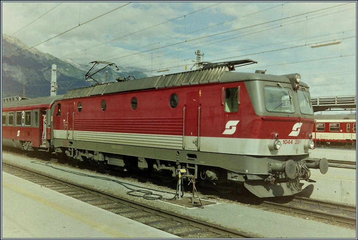 Die ÖBB 1044 205-5 im Detail beim Halt in Innsbruck. 

Analogbild vom Sept. 1993