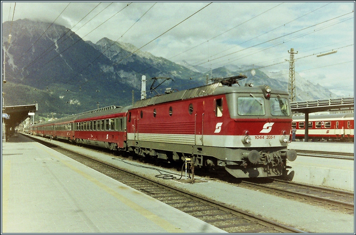 Die ÖBB 1044 205-5 mit einem IC in Innsbruck.

Analogbild vom Sept. 1993