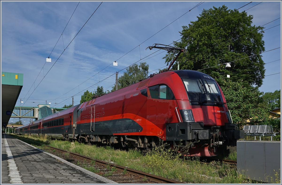 Die ÖBB 1116 152 mit ihre RJ 865 wartet in Bregenz auf die Abfahrt nach Wien. 
11. Juli 2017 