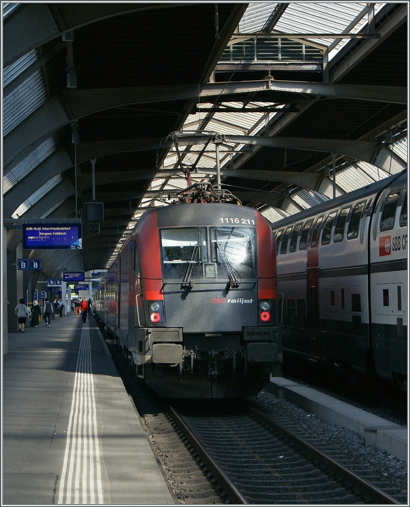Die ÖBB 1116 211 wird mit dem RJ 361 nach Wien Westbahnhof in Zürich bereitgestellt.
6. Juni 2015