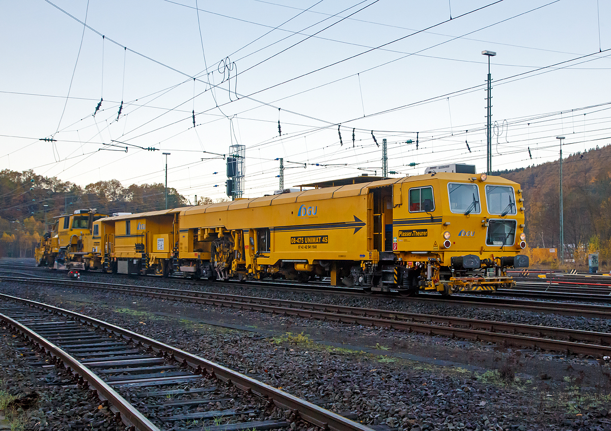 
Die P & T Universalstopfmaschine 08 - 475 Unimat 4S (Schweres Nebenfahrzeug Nr. 97 43 42 541 18-8) gekuppelt mit der P & T Schnellschotterplaniermaschine SSP 110 SW (Schweres Nebenfahrzeug Nr. 97 16 46 521 18-9) beide von der DGU (Deutsche Gleisbau Union) erreichen am 18.11.2016 ihren nächsten Einsatzort Betzdorf/Sieg.