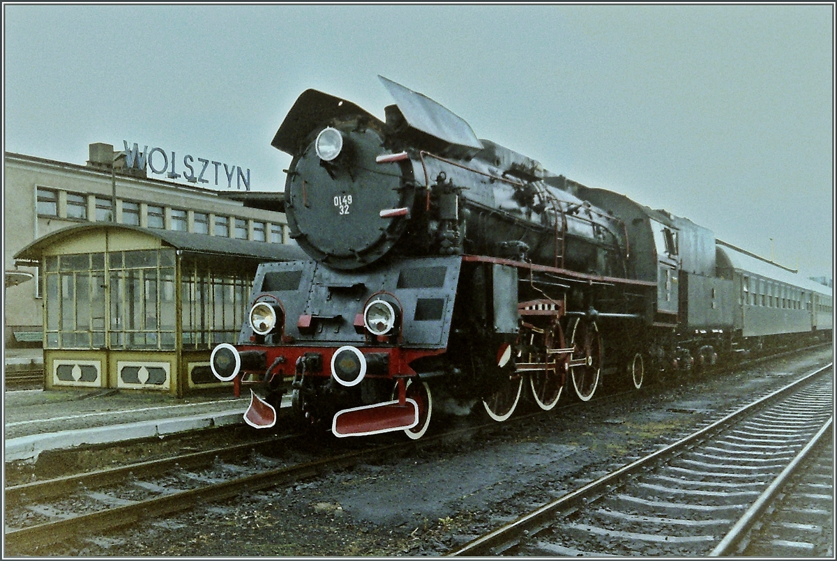 Die PKP Ol 49-32 ist mit einem Personenzug von Poznan in Wolstyn eingegroffen. 
analoges Bild vom August 1994  