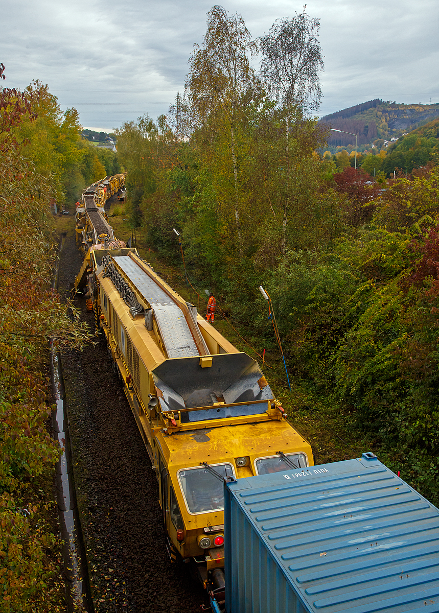 #Die Plasser & Theurer Bettungsreinigungsmaschine RM 95-800 W der MGW Gleis- und Weichenbau-Gesellschaft mbH & Co. KG (Berlin) ist auf der Hellertalbahn (KBS 462) im Einsatz, hier am 21.10.2020 in Neunkirchen-Altenseelbach. 