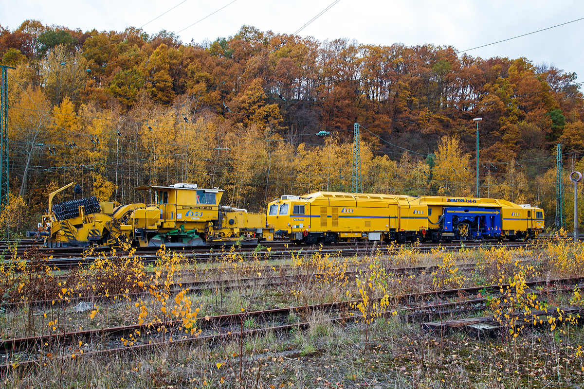 
Die Plasser & Theurer Schnellschotterplaniermaschine SSP 110 SW, Schweres Nebenfahrzeug Nr. 97 16 46 504 18-5, der DGU - Deutsche Gleisbau-Union und die neuste Errungenschaft der DGU die Plasser & Theurer  Universalstopfmaschine UNIMAT 09-4x4/4S (Kombinierte Gleis- und Weichenstopfmaschine), Schweres Nebenfahrzeug Nr. D-DGU 99 80 9424 013-7 sind am 11.11.2018 in Betzdorf (Sieg) abgestellt.

Die Unimat 09-44/4S ist eine zweiteilige Maschine, die durch Gelenkkupplung verbunden ist. Ausgestattet mit separatem Aggregatrahmen, einzeln oder paarweise seitenverschiebbaren Einschwellen-SplitHead-Stopfaggregaten inkl. Ausschwenkbegrenzung mit optimaler Stopffrequenz von 35 Hz und gerichteter, geradliniger Schwingung. Auerdem sind alle Pickel schwenkbar ausgefhrt.

TECHNISCHE DATEN der UNIMAT 09-4x4/4S:
Spurweite: 1.435 mm (Normalspur)
Anzahl der Achsen: 8 
Lnge ber Puffer:  33.440 mm
Kleister befahrbarer Gleisbogen: R = 150 m 
Zugelassen fr Streckenklasse: C2 und hher
Hchstgeschwindigkeit: 100 km
