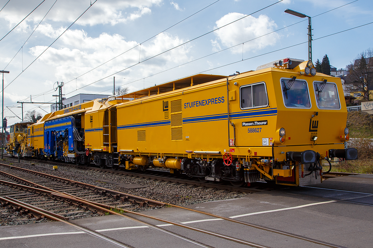 Die Plasser & Theurer Universalstopfmaschine UNIMAT 09-4x4/4S (Kombinierte Gleis- und Weichenstopfmaschine), Schweres Nebenfahrzeug Nr. D-EVULW 99 80 9424 022-1 „Stuifenexpress“  588627, und die Plasser & Theurer Schnellschotterplaniermaschine SSP 110 SW, Schweres Nebenfahrzeug Nr. D-EVULW 99 80 9425 050-8 „Staufenexpress“ 88503, ex 97 16 40 574 17-6, beide von der Leonhard Weiss GmbH & Co. KG (Göppingen) fahren am 09.04.2021 als Zugverband durch Niederschelden in Richtung Siegen. Hier passieren sie gerade den Bü 343 (Km 112,183 der Siegstrecke KBS 460).

Die Stopfmaschine UNIMAT 09-4x4/4S wurde 2017 von Plasser & Theurer unter der Maschinen-Nr, 6559 gebaut. Der Schotterpflug SSP 110 SW wurde 2002 von  Plasser & Theurer unter der Maschinen-Nr,   716 gebaut.