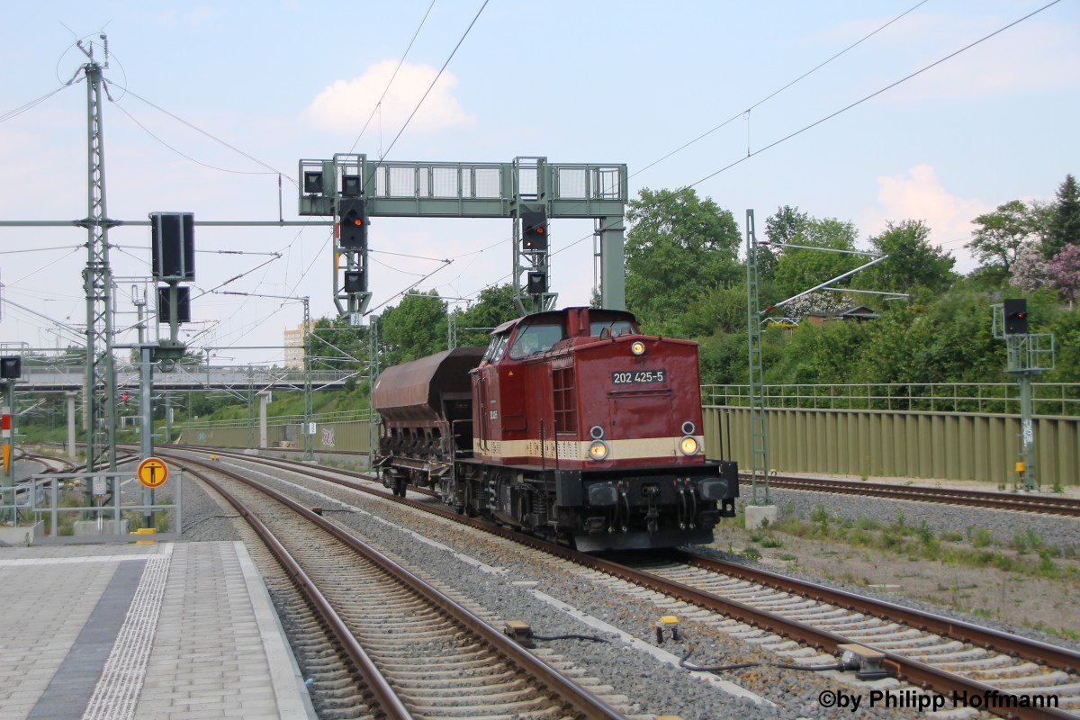 Die PRESS hat aus Lokmangel einige V100 der LEG angemietet, so unterandem 202 425-5. Diese fuhr am 21.05.2015 mit einem Fccs-Wagen von Engelsdorf nach Neukieritzsch. Mit einem freundlichem Gruß vom TF konnte ich den Zug in Leipzig Connewitz aufnehmen.