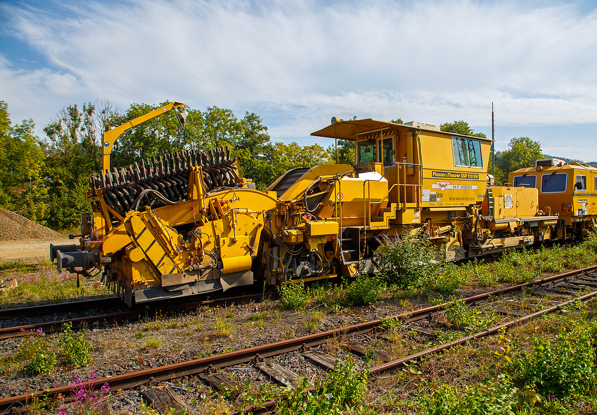 
Die P&T Schnell-Schotterverteil- und Planiermaschine SSP 110 SW, Schweres Nebenfahrzeug Nr. 99 80 9425 007-8 D-HFW, der H.F. WIEBE ist am 15.09.2020 in Betzdorf (Sieg) abgestellt.

Der Schotterpflug wurde 2008 von Plasser & Theurer unter der Maschinen Nr. 850 gebaut.
