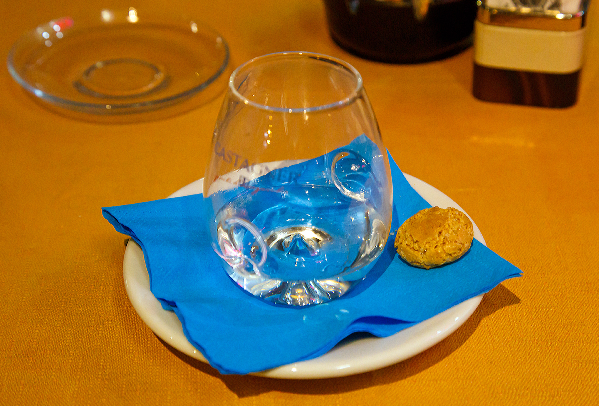 
Die Qualität und den Geschmack der Grappe (Grappas) sollte man nicht nur an der Farbe ausmachen...
Dieser Grappa bianco war auch hervorragend und ein Hochgenuss.  Milano (im Tuyo Cafè) am 28.12.2015.
