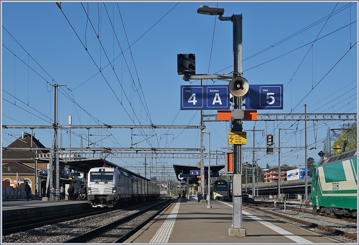 Die Rail Care Rem 476 454 (UIC91 85 4476 454 CH RLC) bei der Durchfahrt in Morges auf dem Weg nach Vufflens la Ville.
19. April 2018