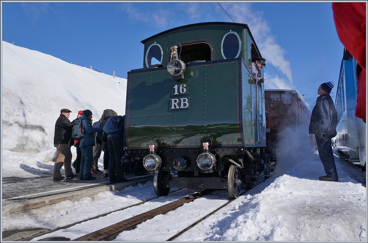 Die RB H 2/3 N° 16 hat nach der anstrengenden Bergfahrt die Gipfelstation Rigi Kulm  erreicht. Die Dampflok brauchte für die Bergfahrt ca 450 kg Kohle und rund 2000Liter Wasser.  
Die H 2/3 N°§ 16 wurde 1923 in Betrieb genommen,  von SLM Winterthur gebaut und kostete damals Fr. 83'585.35.
24. Februar 2018