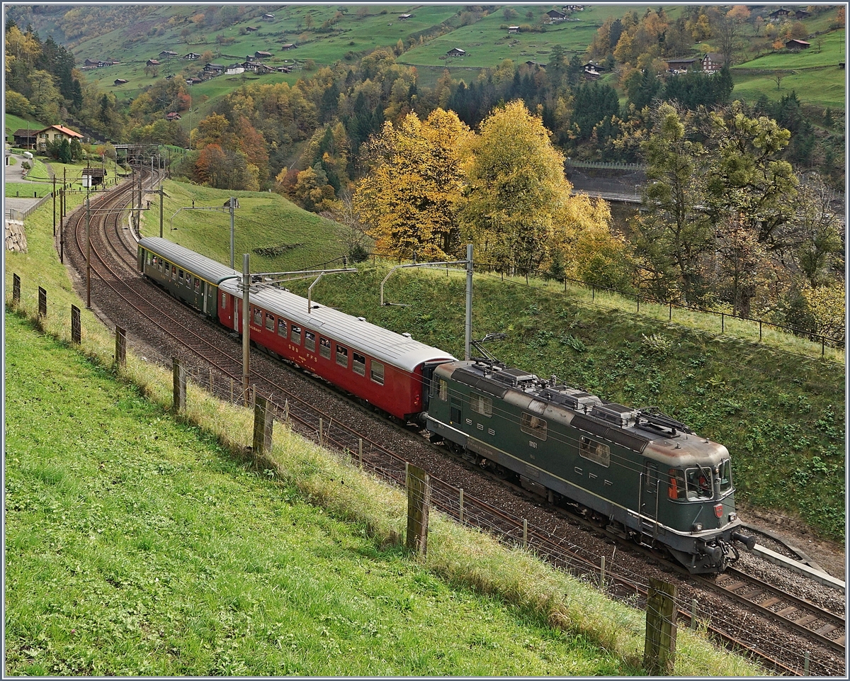 Die Re 4/4 II 11161 mit ihrem  Fotozug  bei Intschi; die Betriebsführung ist hier infolge Bauarbeiten Einspurig, so dass hier fotografisch gesehen nicht die Gefahr bestand, dass ein Zug den anderen verdecken könnte.
21. Okt. 2017