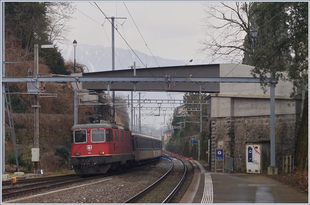 Die Re 4/4 II 11194 (und der Re 474 11197 an der Zugsspizte) verlassen mit ihrem Dispozug Vevey in Richtung Wallis.

30. Januar 2020