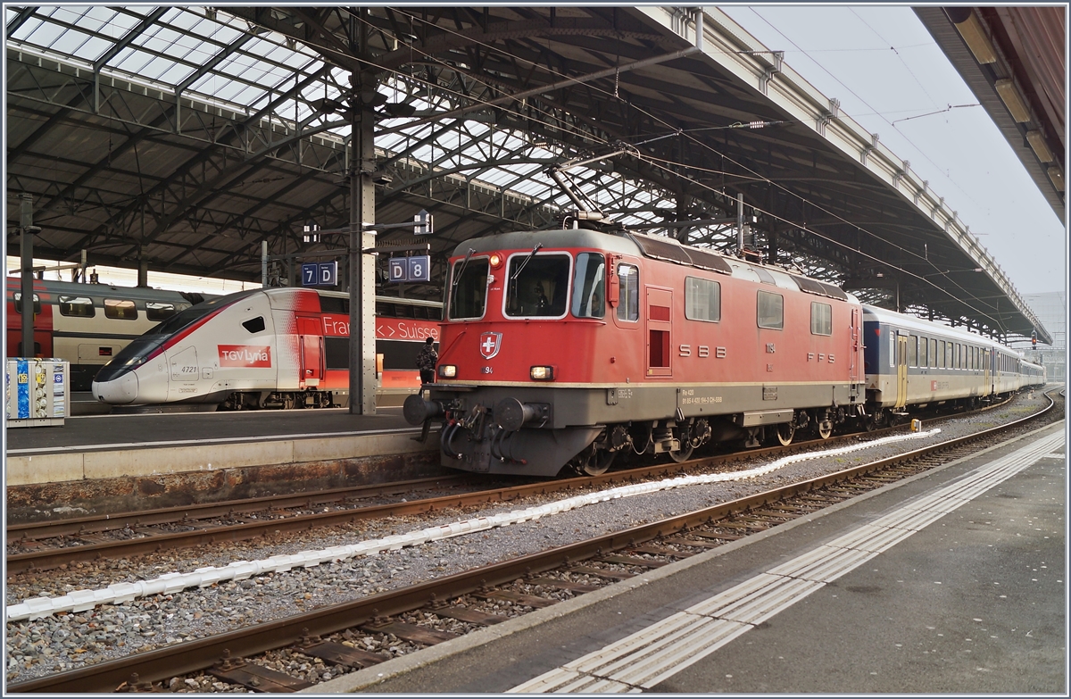 Die Re 4/4 II 11194 wartet in Vevey mit ihrem Dispozug (und der Re 4/4 II 11197 am Zugschluss) auf die Ausfahrt in Richtung Genève.

30. Januar 2020