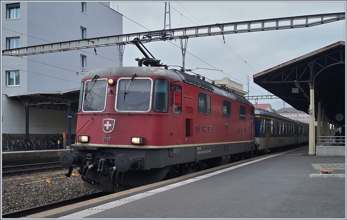 Die Re 4/4 II 11197 wartet in Vevey mit ihrem Dispozug (und der Re 4/4 II 11194 am Zugschluss) als IR90 1725 auf die Ausfahrt.

30. Januar 2020