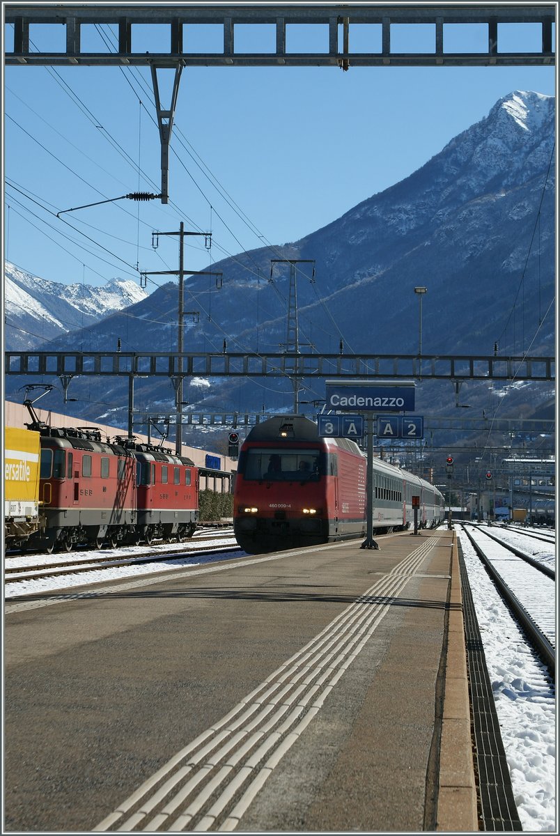 Die RE 460 mit ihrem  Gotthard  IR begegenet in Cadenazzo zwei Re 4/4 II.
19. März 2013