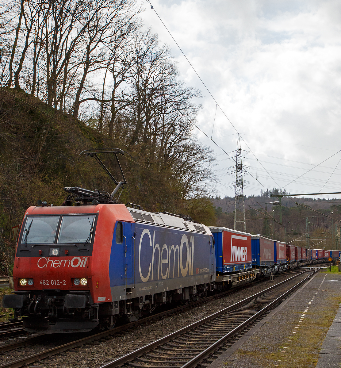 Die Re 482 012-2 „ChemOil“ (91 85 4482 012-2 CH-SBBC) der SBB Cargo AG fährt am 09.04.2022, mit einem „Winner“-KLV -Zug durch Scheuerfeld (Sieg) in Richtung Siegen.

Die TRAXX F140 AC1 wurde 2002 von Bombardier in Kassel unter der Fabriknummer  33527 gebaut und an die SBB Cargo AG geliefert. Sie hat die Zulassungen und Zugbeeinflussungssysteme für die Schweiz und Deutschland. Zurzeit ist sie an die SBB Cargo International AG vermietet.
