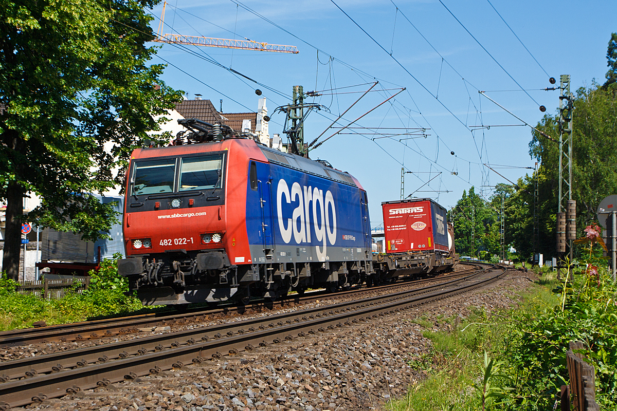 
Die Re 482 022-1 der SBB Cargo fhrt am 06.06.2014 mit einem Hupac-Zug durch Knigswinter in Richtung Sden. 

Die TRAXX F140 AC1 wurde 2003 Bombardier in Kassel unter der Fabriknummer 33584 gebaut. Sie hat die NVR-Nummer 91 85 4482 022-1 CH-SBBC und die EBA-Nummer EBA 99A22D 099.